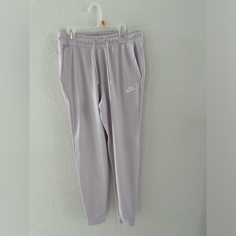 NEW Nike women's sportswear jogger sweatpants
Size :S
Color:barely purple